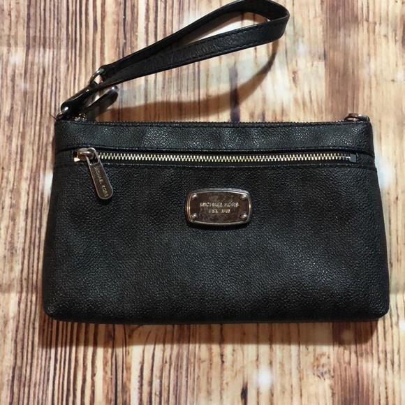 Michael Kors Handbags - Michael Kors clutch/wallet